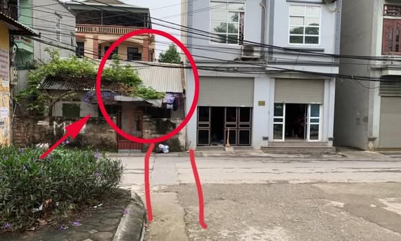 Trước cửa nhà có tam xung