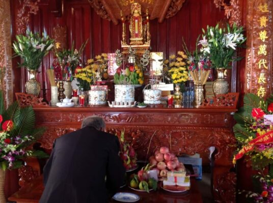 Lọ hoa trên bàn thờ đặt bên trái hay bên phải