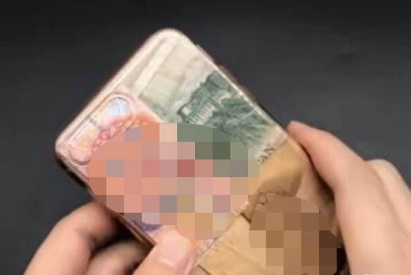 Cách để tiền sau ốp điện thoại an toàn