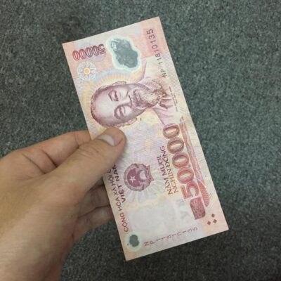 Đổ xăng theo lít tránh số tiền chẵn