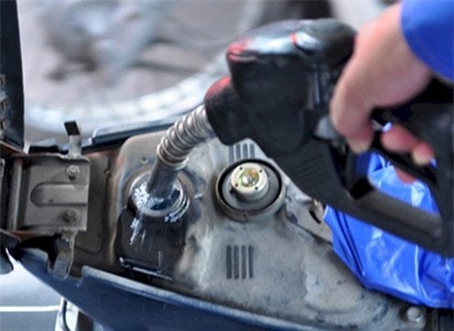 Quan sát đồng hồ khi đổ xăng